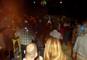 Haz clic para ampliar. Fiesta de baile en el discopub DLuxe, 29 marzo 2015. BAILAFACIL: lo mejor para bailar en Gijón. Copyright © www.bailafacil.es