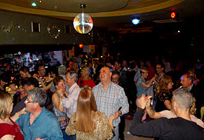 Haz clic para ampliar. Fiesta de baile en el discopub DLuxe, 29 marzo 2015. BAILAFACIL: lo mejor para bailar en Gijón. Copyright © www.bailafacil.es