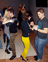 Haz clic para ampliar. Fiesta de baile en el discopub DLuxe, 29 marzo 2015. BAILAFACIL: lo mejor para bailar en Gijón. Copyright © www.bailafacil.es