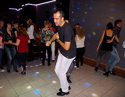 Haz clic para ampliar. Fiesta de baile en el discopub DLuxe, 29 marzo 2015. BAILAFACIL: lo mejor para bailar en Gijón. Copyright © www.bailafacil.es
