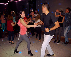 Haz clic para ampliar. Fiesta de baile en el discopub DLuxe, 29 marzo 2015. BAILAFACIL: lo mejor para bailar en Gijón. Copyright © www.bailafacil.es
