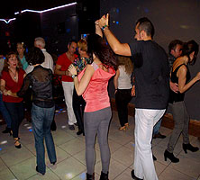 Haz clic para ampliar. Fiesta de baile en el discopub DLuxe, 29 marzo 2015. BAILAFACIL: lo mejor para bailar en Gijón. Copyright © www.bailafacil.es