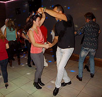 Haz clic para ampliar. Fiesta de baile en el discopub DLuxe, 29 marzo 2015. BAILAFACIL: lo mejor para bailar en Gijón. Copyright © www.bailafacil.es