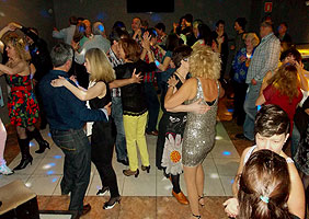 Haz clic para ampliar. Fiesta de baile en el discopub DLuxe, 29 marzo 2015. BAILAFACIL: lo mejor para bailar en Gijón. Copyright © www.bailafacil.es