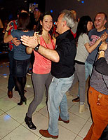 Haz clic para ampliar. Fiesta de baile en el discopub DLuxe, 29 marzo 2015. BAILAFACIL: lo mejor para bailar en Gijón. Copyright © www.bailafacil.es