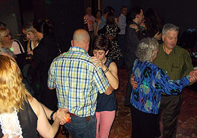 Haz clic para ampliar. Fiesta de baile en el discopub DLuxe, 29 marzo 2015. BAILAFACIL: lo mejor para bailar en Gijón. Copyright © www.bailafacil.es