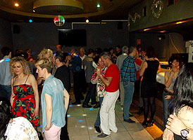 Haz clic para ampliar. Fiesta de baile en el discopub DLuxe, 29 marzo 2015. BAILAFACIL: lo mejor para bailar en Gijón. Copyright © www.bailafacil.es