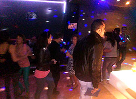 Haz clic para ampliar. Fiesta de baile en el discopub DLuxe, 29 marzo 2015. BAILAFACIL: lo mejor para bailar en Gijón. Copyright © www.bailafacil.es