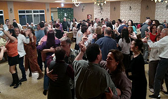 Animaci�n durante el baile posterior a la espicha. El evento fue todo un �xito. Haz clic para ampliar la imagen. Copyright &copy; www.bailafacil.es.