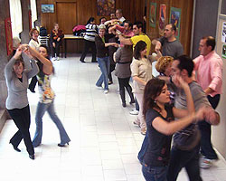 Alumnos bailando cumbia en el local de Pumarn.