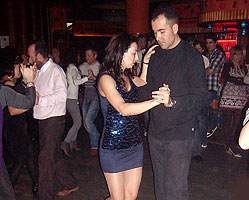 El equipo BAILAFACIL marcándose un tango durante una fiesta de baile de 2010 en la discoteca Otto. Sí, somos el Equipo B, ¿por qué os hace tanta gracia?