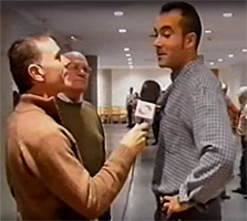 El profe contesta preguntas durante una entrevista para Canal 10 Televisión en 2005.