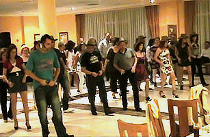 faux y sus alumnos bailando la famosa coreografía de Coyote Dax en la cena fin de curso 2010
