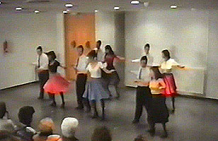 Alumnos de faux bailando un bolero-rumba en una exhibición de 1998