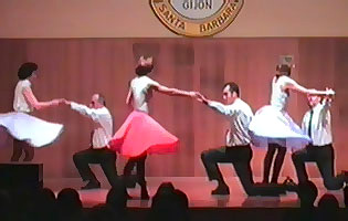 faux y sus alumnos haciendo un pase de rodillas durante una actuación del año 2000