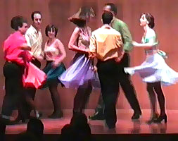 faux y sus alumnos bailando salsa en una actuación del año 2000