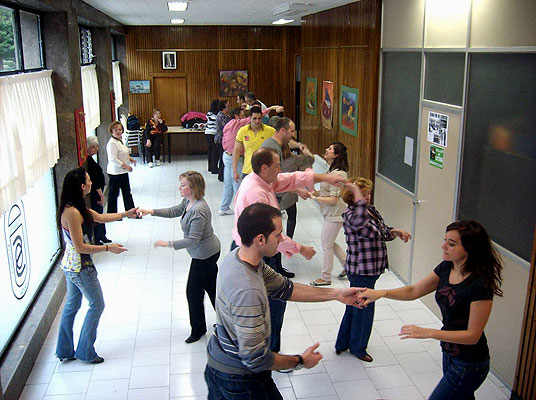 La profesora de los cursos en Pumar�n y Montevil es Emma. En la imagen, una clase en la Asociaci�n de Vecinos 'Severo Ochoa