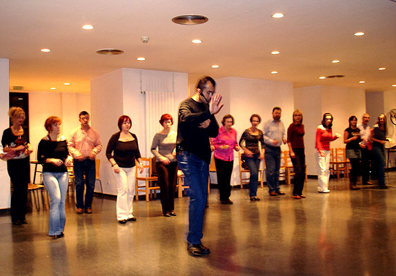 Todos los cursos del Coto los imparte faux. En la imagen, una clase en el Centro Municipal. Haz clic para ampliar. Copyright � www.bailafacil.es.