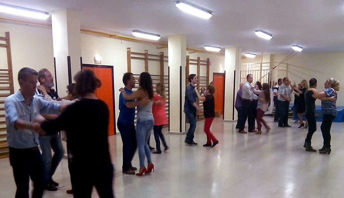 Clase de Emma en el gimnasio del Colegio P�blico Montevil. Haz clic para ampliar. Copyright � www.bailafacil.es.