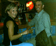 pequeña visita a la barra antes de empezar a bailar