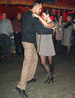 Emma y faux marcándose un paso que ni Gardel. Clic para ver en grande.