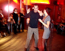 Un momento del jive, con el profe en pleno éxtasis rockero. Haz clic para ampliar.