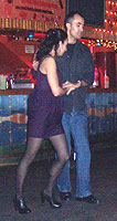 faux y Emma marcándose un jive. Haz clic para ampliar la imagen.