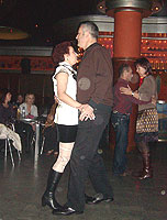 Emma y Jose María dándole a la bachata. Clic para ampliar.