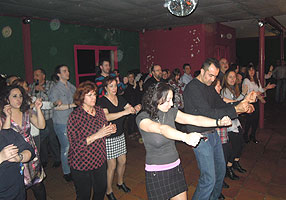 Emma, acompañada de faux, dirigiendo el 'Ai se eu te pego' de Michel Telo en una espicha-baile organizada por BAILAFACIL en 2013. Haz clic para ampliar. Copyright © www.bailafacil.es