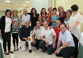 Posando con un grupo de alumnos en la cena baile fin de curso 2014. Haz clic para ampliar.
