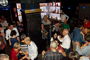 Fiesta baile en discoteca Otto, 7 noviembre 2015. BAILAFACIL: lo mejor para bailar en Gijón. Haz clic para ampliar. Copyright © www.bailafacil.es.