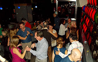 Fiesta baile en discoteca Otto, 7 noviembre 2015. BAILAFACIL: lo mejor para bailar en Gijón. Haz clic para ampliar. Copyright © www.bailafacil.es.