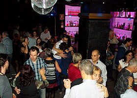 Fiesta baile en discoteca Otto, 7 noviembre 2015. BAILAFACIL: lo mejor para bailar en Gijón. Haz clic para ampliar. Copyright © www.bailafacil.es.