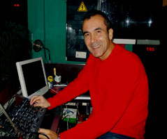 Fiesta de baile en el discopub New Tom Corless's. BAILAFACIL: lo mejor para bailar en Gijn. Copyright  www.bailafacil.es.