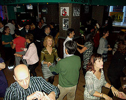 Fiesta de baile en el discopub New Tom Corless's. BAILAFACIL: lo mejor para bailar en Gijón. Copyright © www.bailafacil.es.