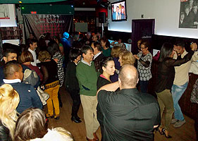 Fiesta de baile en el discopub New Tom Corless's. BAILAFACIL: lo mejor para bailar en Gijón. Copyright © www.bailafacil.es.