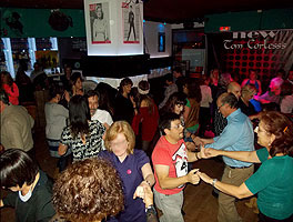 Fiesta de baile en el discopub New Tom Corless's. BAILAFACIL: lo mejor para bailar en Gijón. Copyright © www.bailafacil.es.