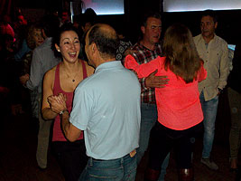 Fiesta de baile en el discopub New Tom Corless's. BAILAFACIL: lo mejor para bailar en Gijón. Copyright © www.bailafacil.es.