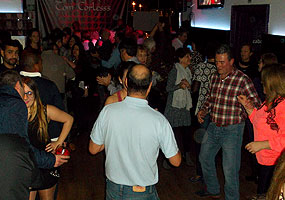 Fiesta de baile en el discopub New Tom Corless's. BAILAFACIL: lo mejor para bailar en Gijón. Copyright © www.bailafacil.es.