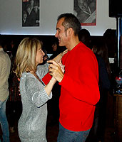Fiesta de baile en el discopub New Tom Corless's. BAILAFACIL: lo mejor para bailar en Gijón. Copyright © www.bailafacil.es.