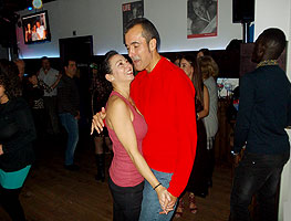 Fiesta de baile en el discopub New Tom Corless's. BAILAFACIL: lo mejor para bailar en Gijón. Copyright © www.bailafacil.es.