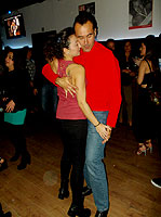 Fiesta de baile en el discopub New Tom Corless's. BAILAFACIL: lo mejor para bailar en Gijón. Copyright © www.bailafacil.es.