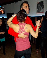 Fiesta de baile en el discopub New Tom Corless's. BAILAFACIL: lo mejor para bailar en Gijón. Copyright © www.bailafacil.es.