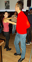 Fiesta de baile en el discopub New Tom Corless's. BAILAFACIL: lo mejor para bailar en Gijón. Copyright © www.bailafacil.es.
