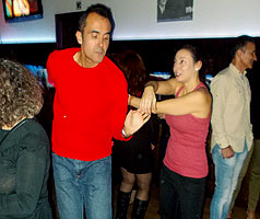 Fiesta de baile en el discopub New Tom Corless's. BAILAFACIL: lo mejor para bailar en Gijón. Copyright © www.bailafacil.es.
