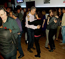 Fiesta de baile en el discopub New Tom Corless's. BAILAFACIL: lo mejor para bailar en Gijón. Copyright © www.bailafacil.es.
