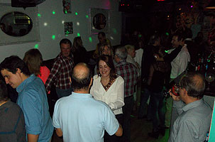 Fiesta de baile en el discopub New Tom Corless's. BAILAFACIL: lo mejor para bailar en Gijón. Copyright © www.bailafacil.es.