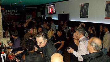 Fiesta de baile en el discopub New Tom Corless's. BAILAFACIL: lo mejor para bailar en Gijón. Copyright © www.bailafacil.es.