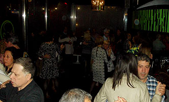 Fiesta organizada por BAILAFACIL en el discopub Naútico de Gijón el 16 de diciembre de 2017. Copyright © www.bailafacil.es.
