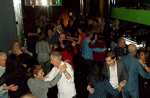 Fiesta organizada por BAILAFACIL en el discopub Naútico de Gijón el 16 de diciembre de 2017. Copyright © www.bailafacil.es.